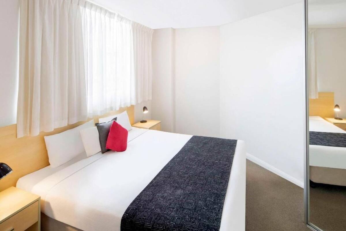 Bureau, fer et planche à repasser, lits bébé (en supplément)