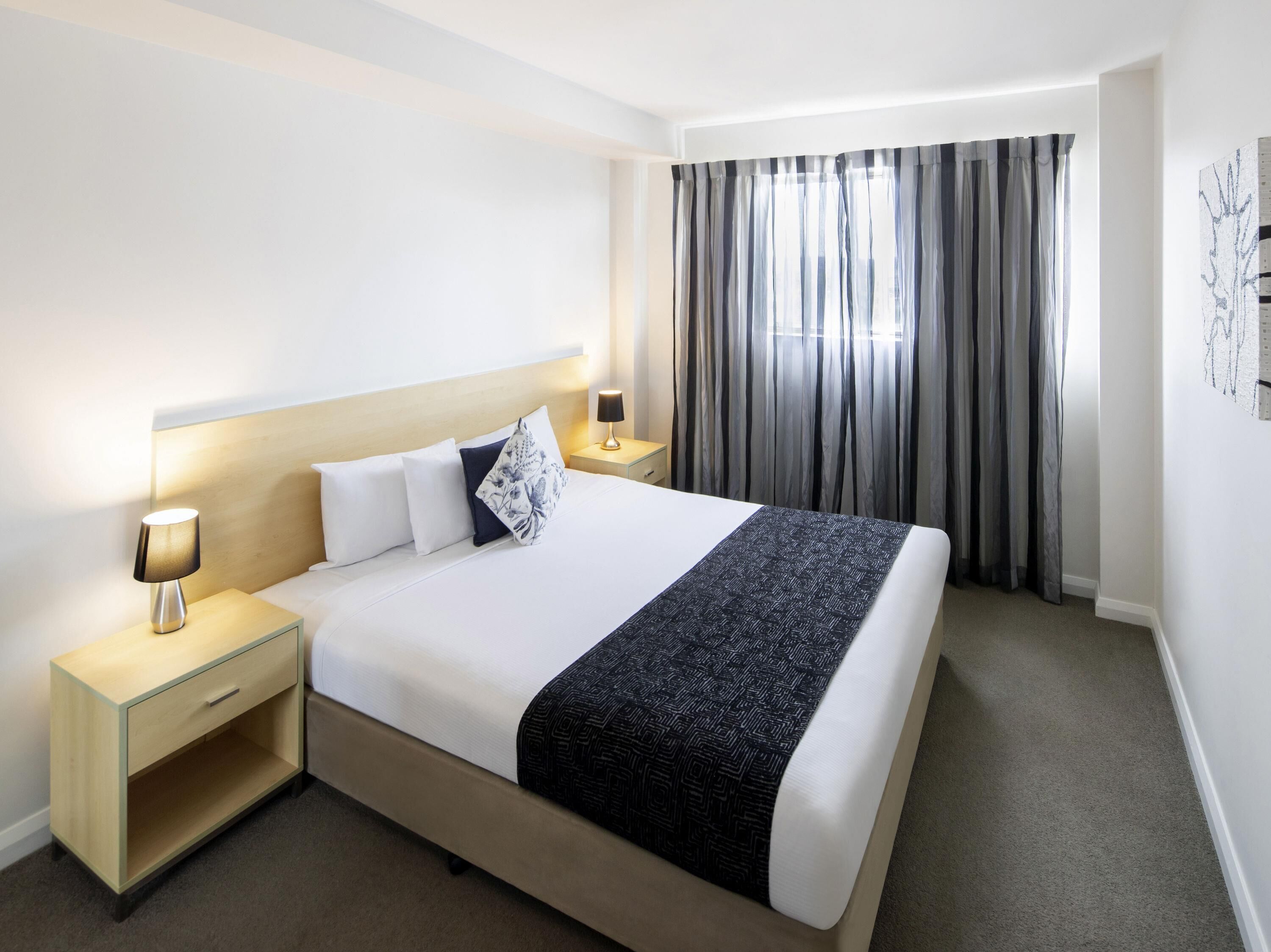 Bureau, fer et planche à repasser, lit de bébé (supplément)