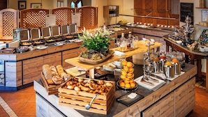Una barra de buffet con diversos alimentos y bebidas.
