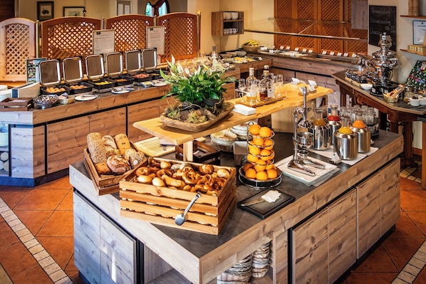 Free daily buffet breakfast 