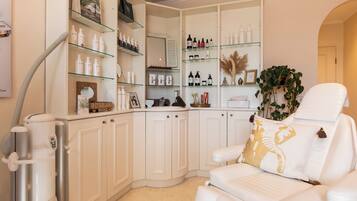 Couples treatment rooms, sauna, hot tub, steam room, hot springs