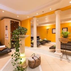 Salas de tratamiento para parejas, sauna y tina de hidromasaje