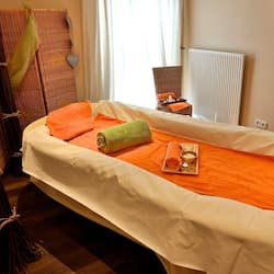Couples treatment room(s), sauna, hot tub, steam room
