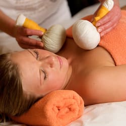 Salas de tratamiento para parejas, sauna y tina de hidromasaje