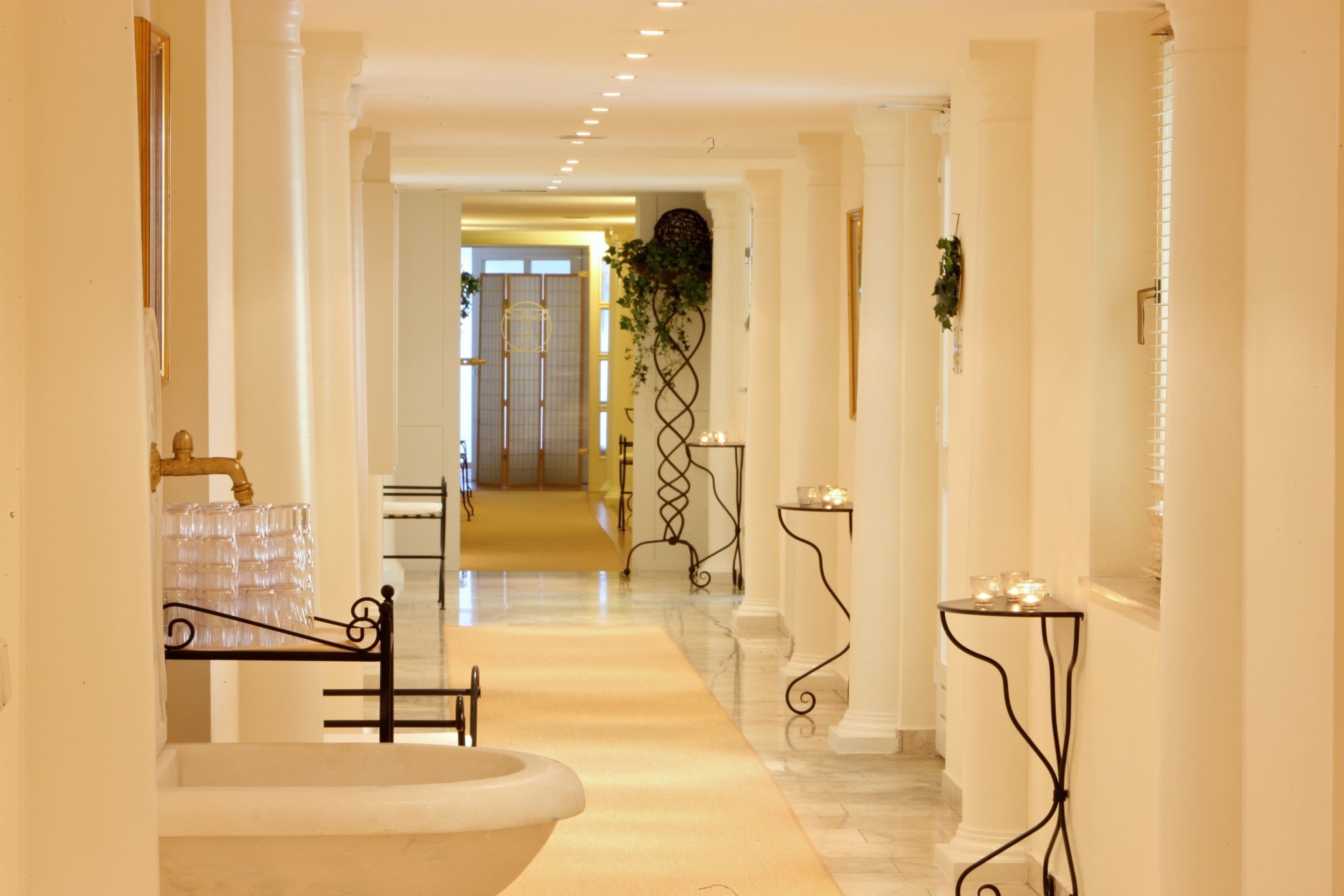 Couples treatment room(s), sauna, hot tub, steam room