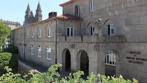 A historic building with arched windows and a stone facade. - Hostal San Clemente by Pousadas de Compostela (Santiago de Compostela)