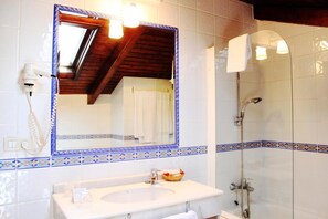Duschwanne, kostenlose Toilettenartikel, Haartrockner, Handtücher