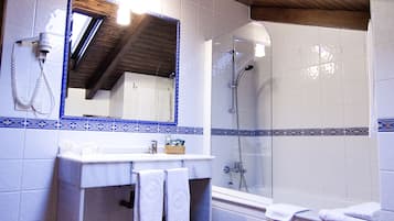 Combined shower/bathtub, free toiletries, hair dryer, towels