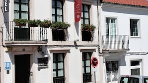 A hotel with a sign reading "HOTEL" and "POUSADAS DE CASTELA". - Hostal San Clemente by Pousadas de Compostela (Santiago de Compostela)