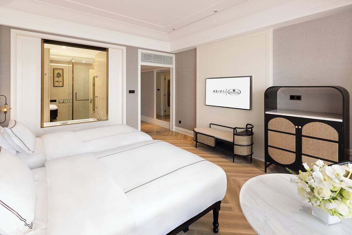 selected twin room | living area | 26-inch lcd tv with digital channels, tv, pay films