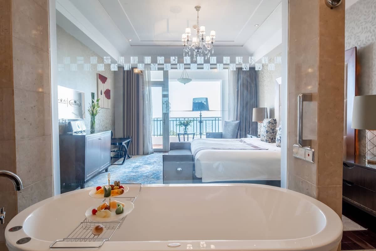 deluxe suite, sea view | minibar, in-room safe, desk, laptop workspace