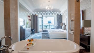Deluxe Suite, Sea View | 1 bedroom, minibar, in-room safe, desk