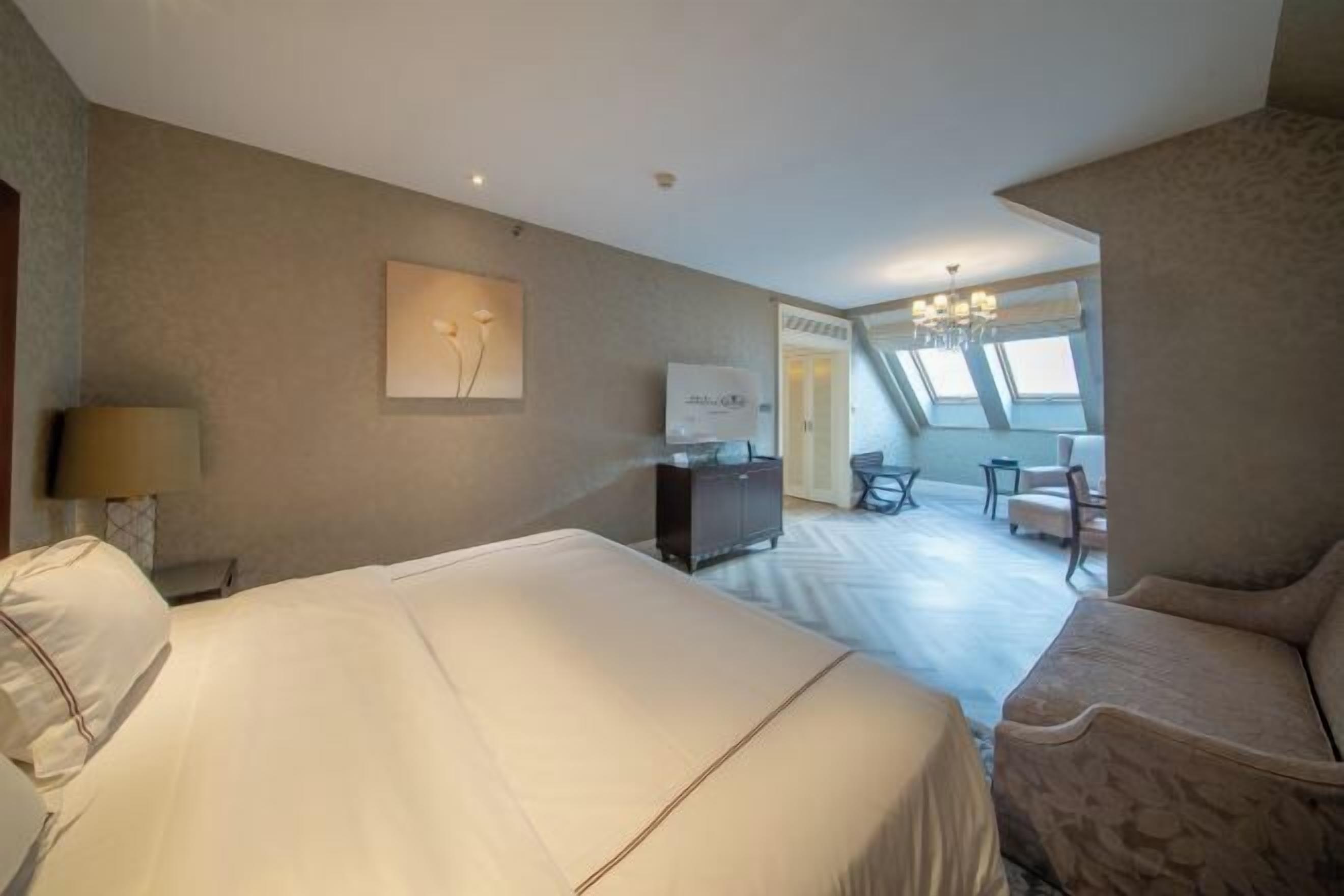 1 多间卧室、迷你吧、客房内保险箱、办公桌