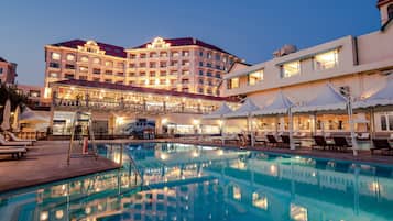 Seasonal outdoor pool, open 7:00 AM to midnight, pool loungers