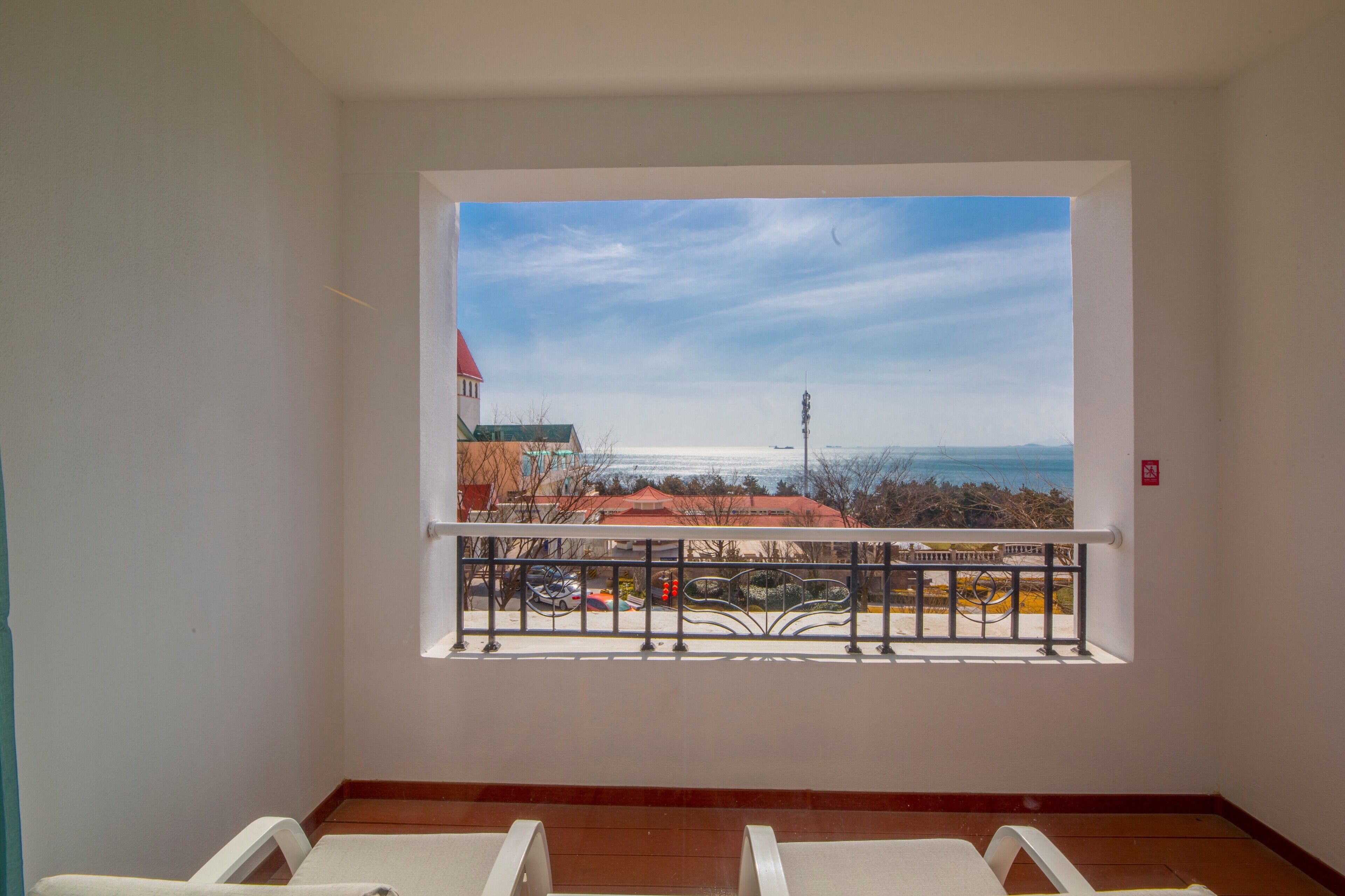 business sea-view king bed room | minibar, in-room safe, desk, laptop workspace