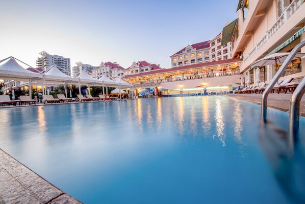 Alberca al aire libre por temporada y camastros