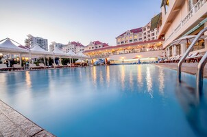 Seasonal outdoor pool, open 7:00 AM to midnight, pool loungers