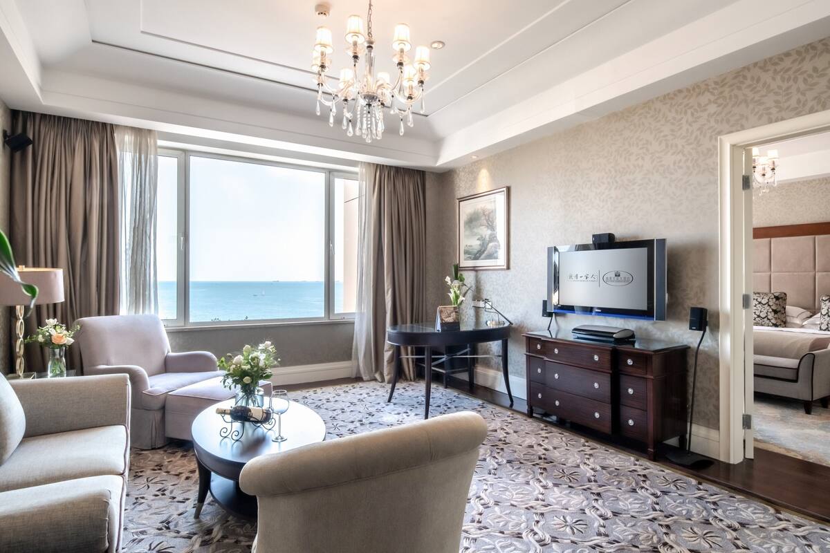 deluxe suite, sea view | minibar, in-room safe, desk, laptop workspace