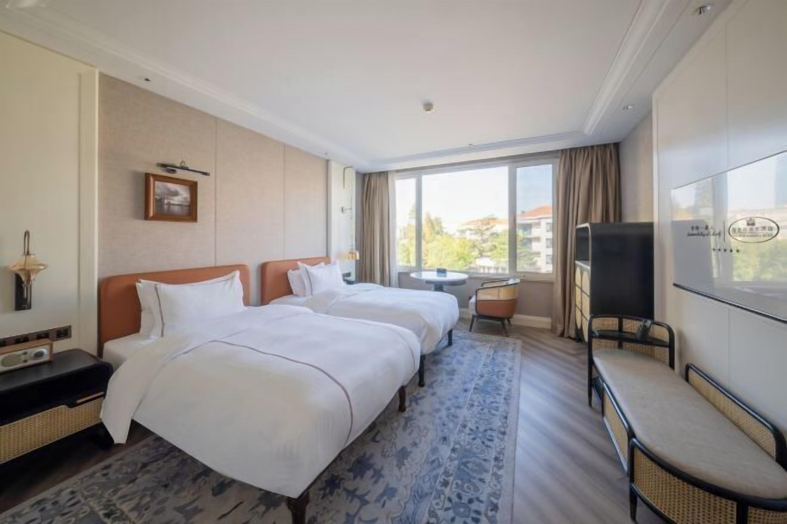 1 quarto, frigobar, cofres nos quartos, escrivaninha