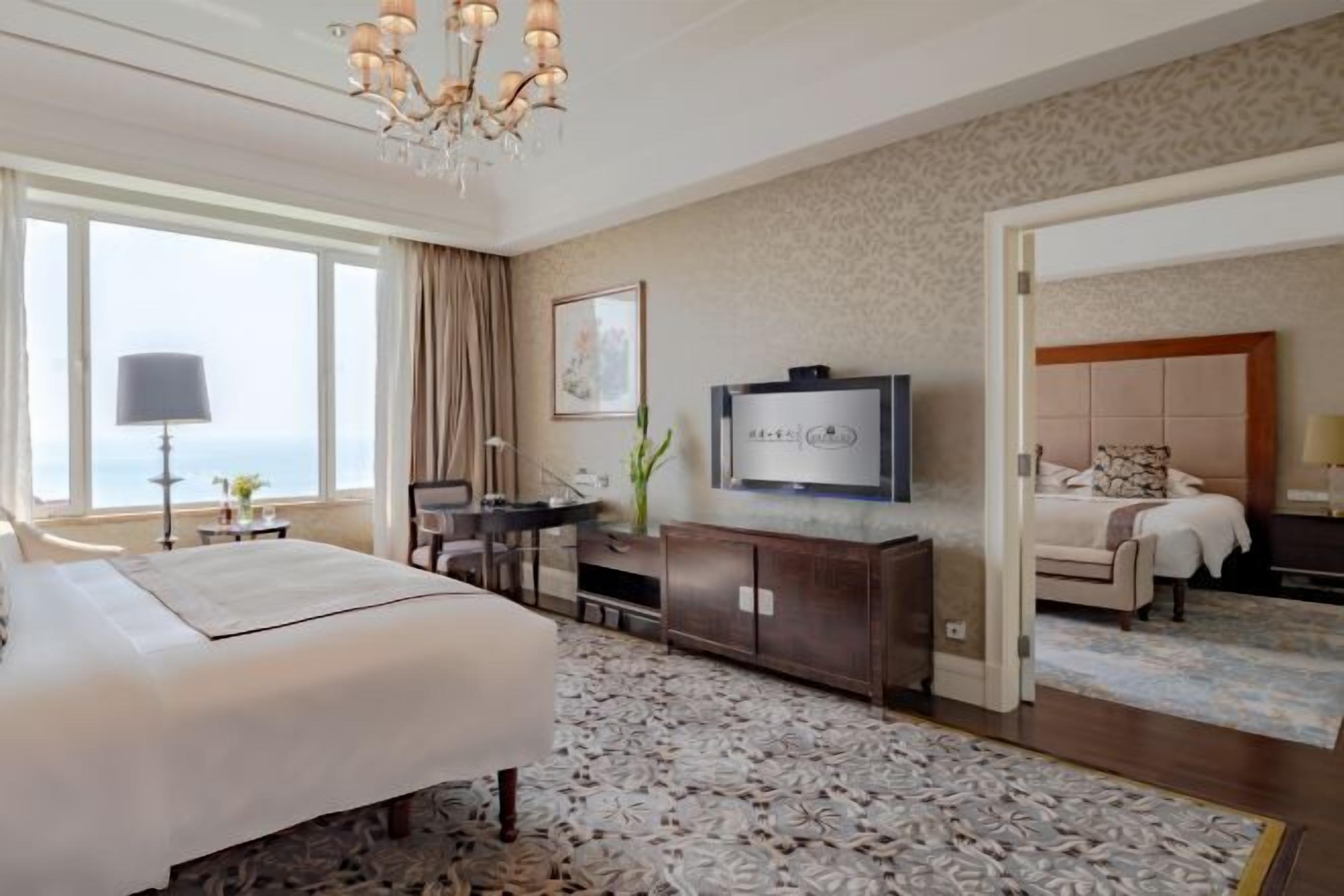 1 多间卧室、迷你吧、客房内保险箱、办公桌