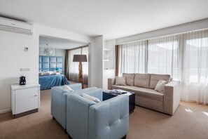 Suite | Caja fuerte, escritorio, espacio para trabajar con un portátil