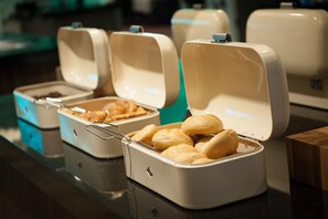 Petit déjeuner buffet (18.50 EUR par personne)