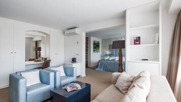 Suite | 1 bedroom, in-room safe, desk, laptop workspace