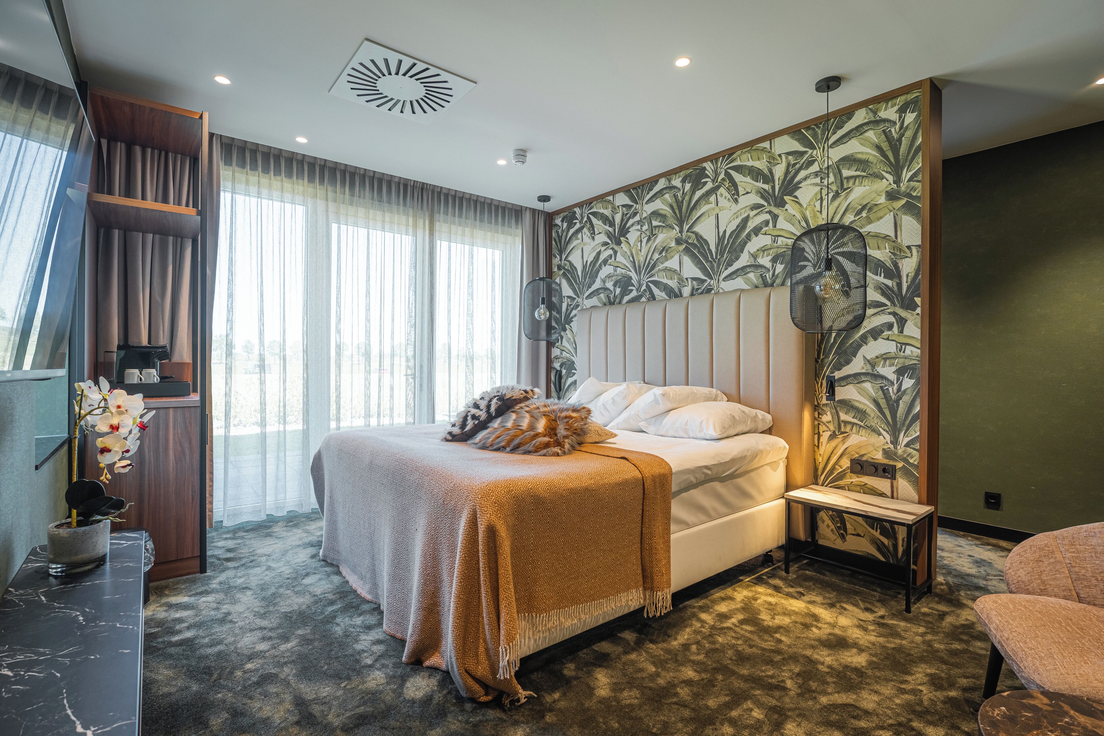 Suite Prestigio | Caja de seguridad en la habitaci ón y escritorio 