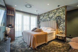 Suite Signature | Caja fuerte, escritorio, espacio para trabajar con un portátil