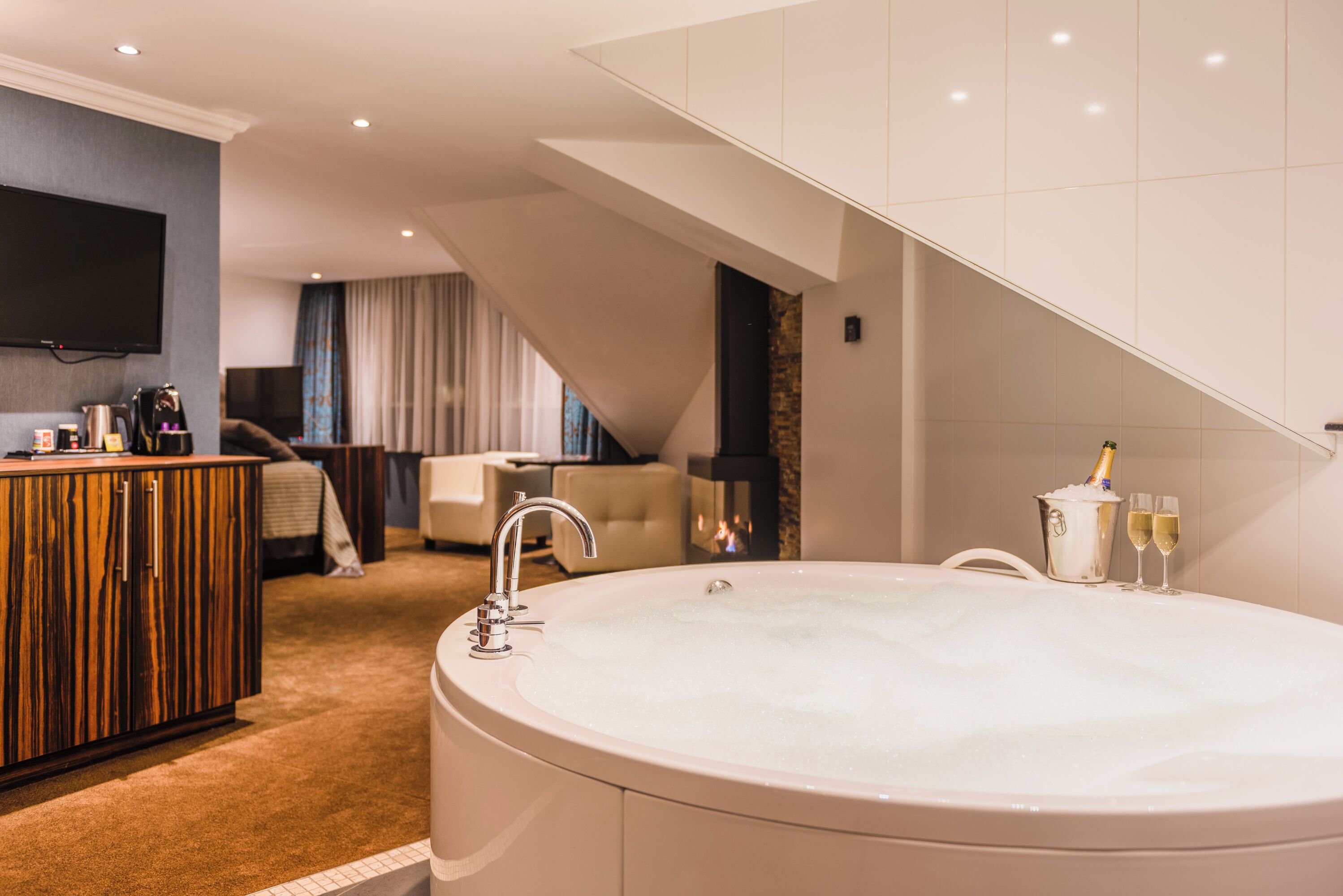 Phòng Suite Junior | Két bảo mật tại phòng, bàn, khu vực làm việc phù hợp cho laptop 