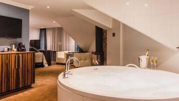 Suite junior | Caja fuerte, escritorio, espacio para trabajar con un portátil