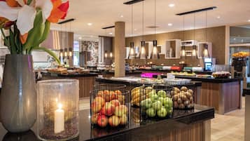Aperto a colazione, pranzo e cena, cucina locale e internazionale