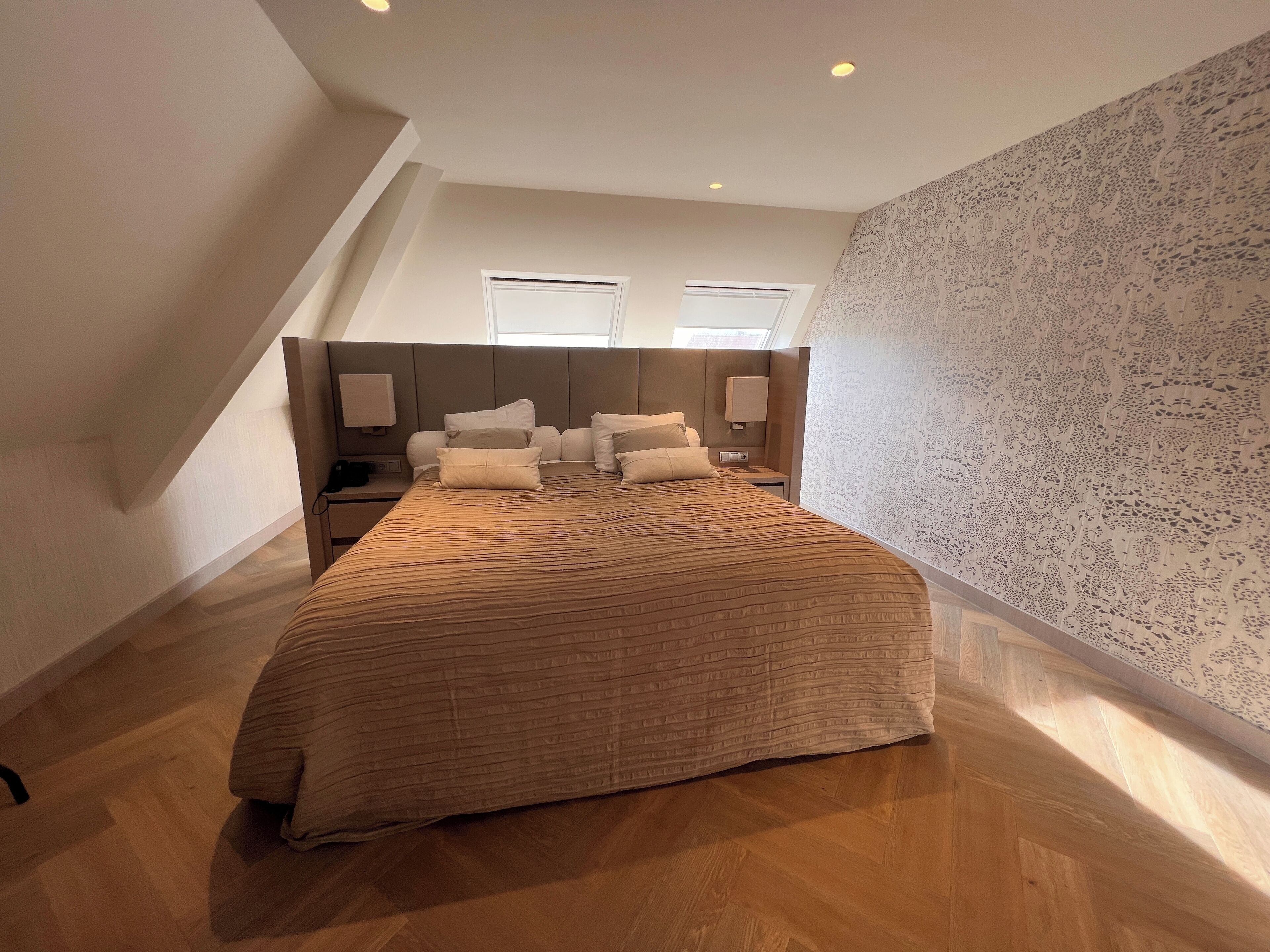 皇家套房 | 迷你吧、客房内保险箱、办公桌、遮光窗帘