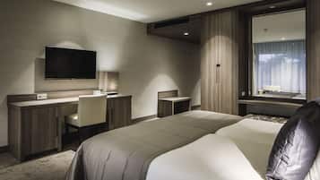 Minibar, in-room safe, desk, blackout curtains