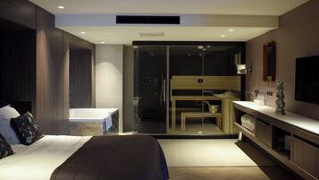 Signature suite | Een minibar, een kluis op de kamer, een bureau, verduisterende gordijnen