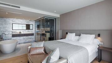 Minibar, coffres-forts dans les chambres, bureau, rideaux occultants