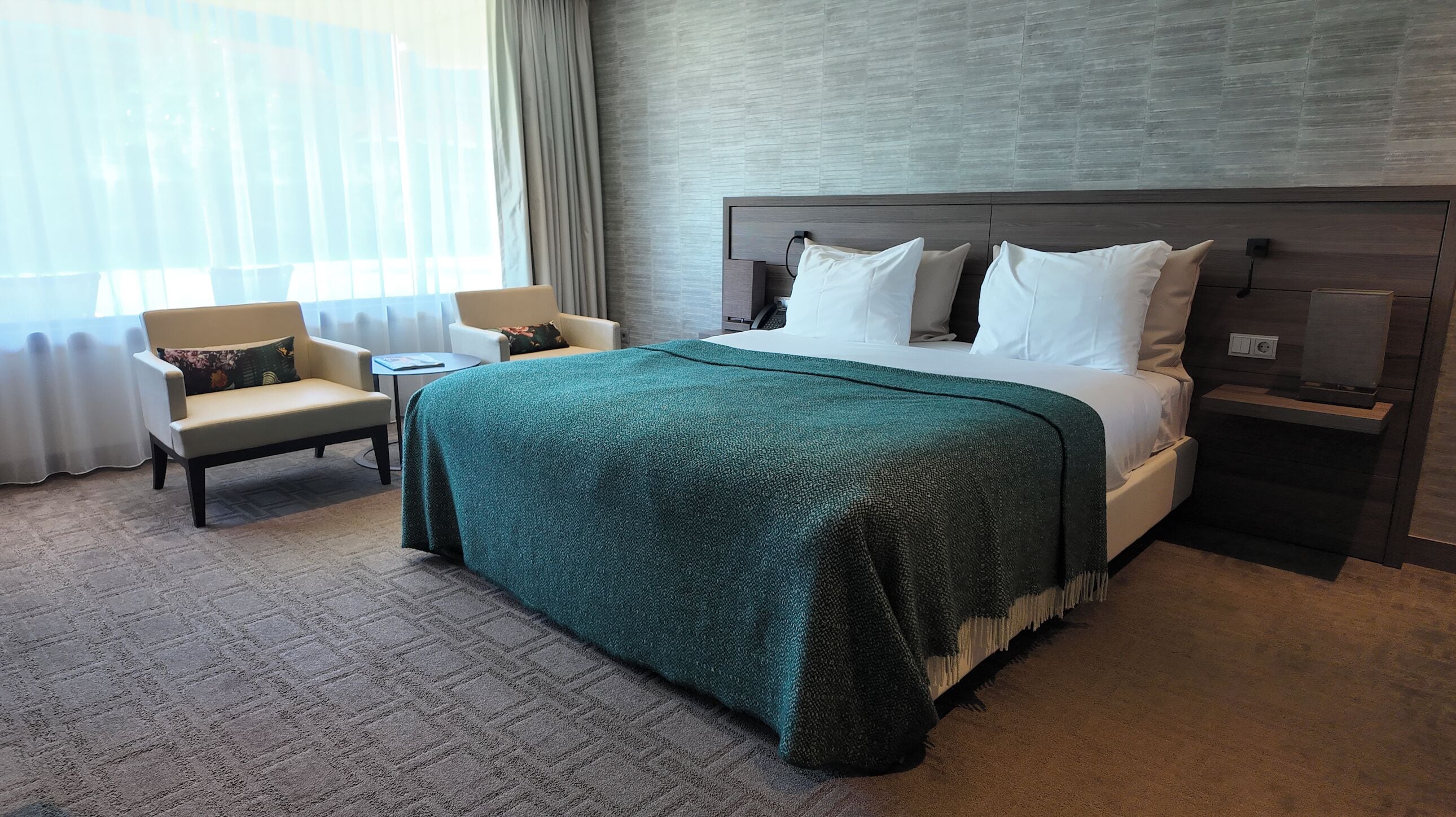 高级房, 1 张特大床 | 迷你吧、客房内保险箱、办公桌、遮光窗帘