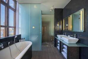 Executive-Suite, 1 King-Bett | Badezimmer | Duschwanne, Designer-Toilettenartikel, Haartrockner, Bademäntel