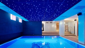 Piscina com teto estrelado e design de azulejos decorativos.