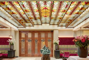 早餐，供應午餐和晚餐