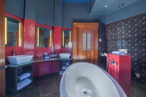 Panorama Suite | Bathroom | Combined shower/tub, designer toiletries, hair dryer, bathrobes