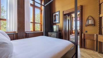 Executive suite, 1 kingsize bed | Luxe beddengoed, een minibar, een kluis op de kamer, een bureau