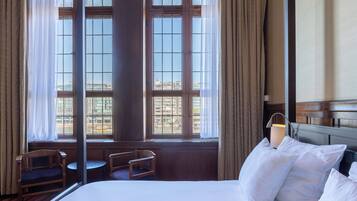 Suite, 1 kingsize bed | Luxe beddengoed, een minibar, een kluis op de kamer, een bureau