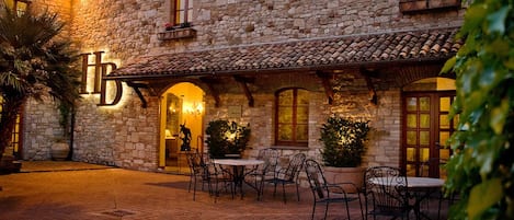2 restaurantes, se sirven comidas, cenas y cocina local