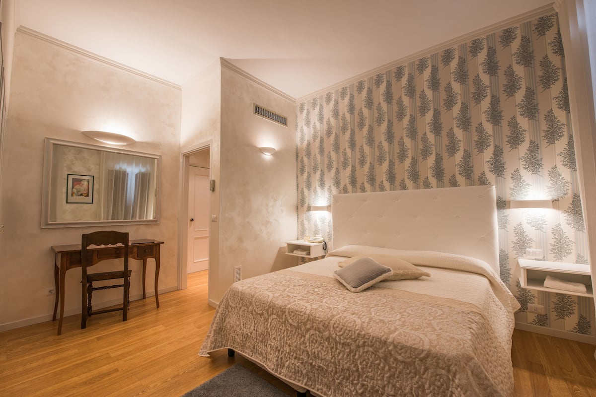 Minibar, soundproofing, cribs (surcharge), WiFi (free)