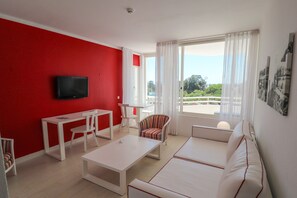 Departamento, 1 habitación, vista a la alberca | Espacio para trabajar con laptop y cortinas blackout 