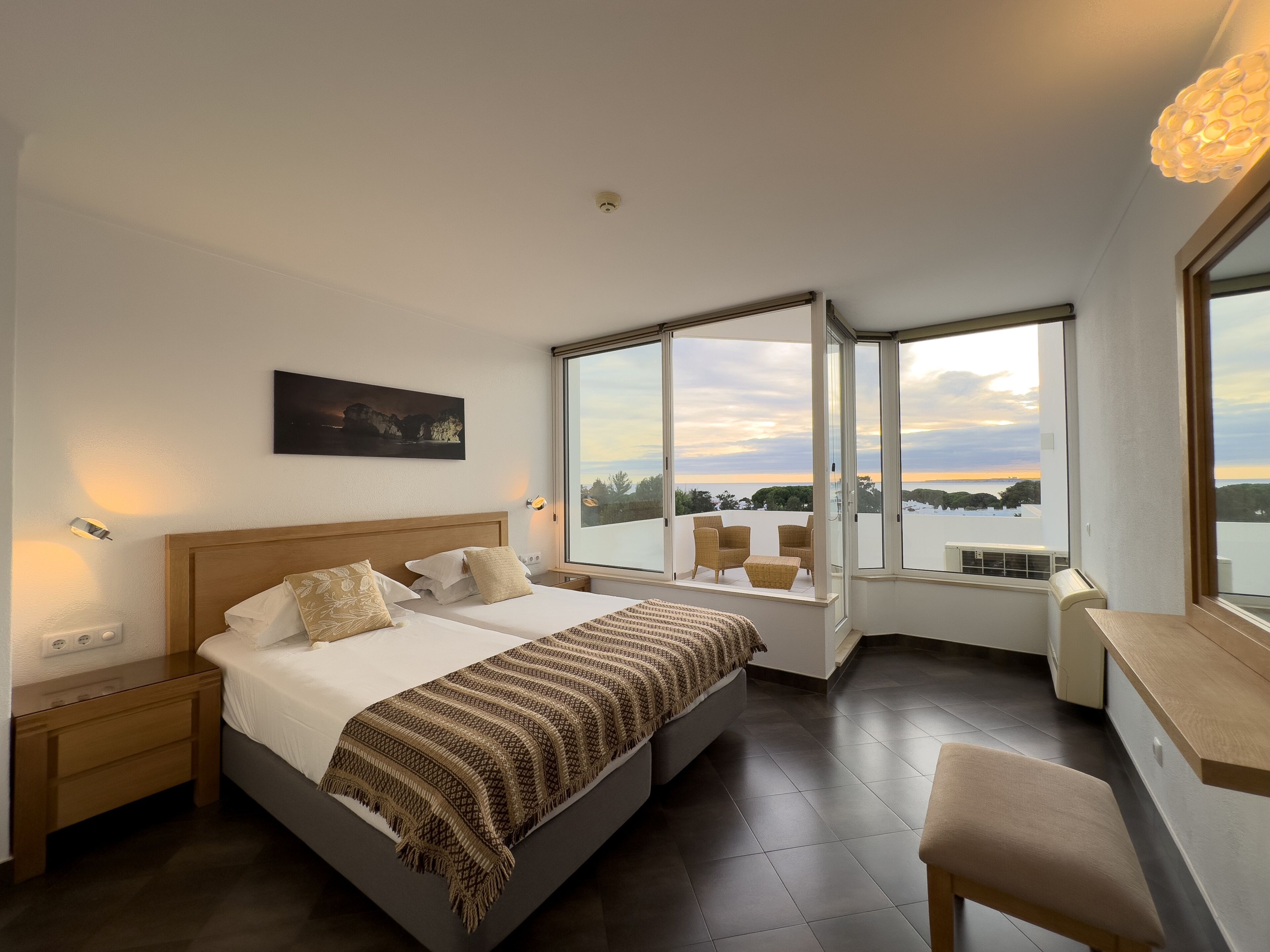 Apartament superior, 2 dormitoris | Espai de treball apte per a portàtils i cortines opaques 