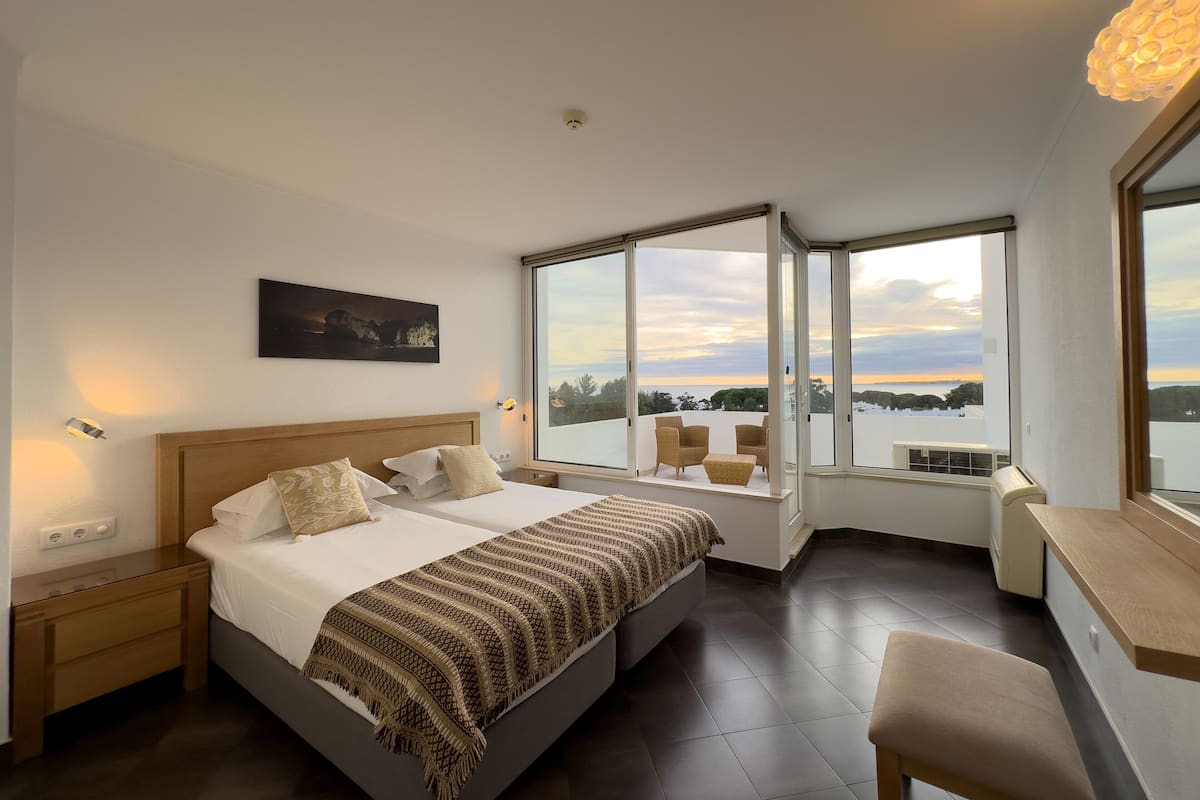 Lägenhet Superior - 2 sovrum | Arbetsyta för laptop, mörkläggningsgardiner och strykjärn/strykbräda