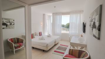 Espacio para trabajar con laptop y cortinas blackout