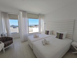 Laptop workspace, blackout drapes, iron/ironing board, free WiFi